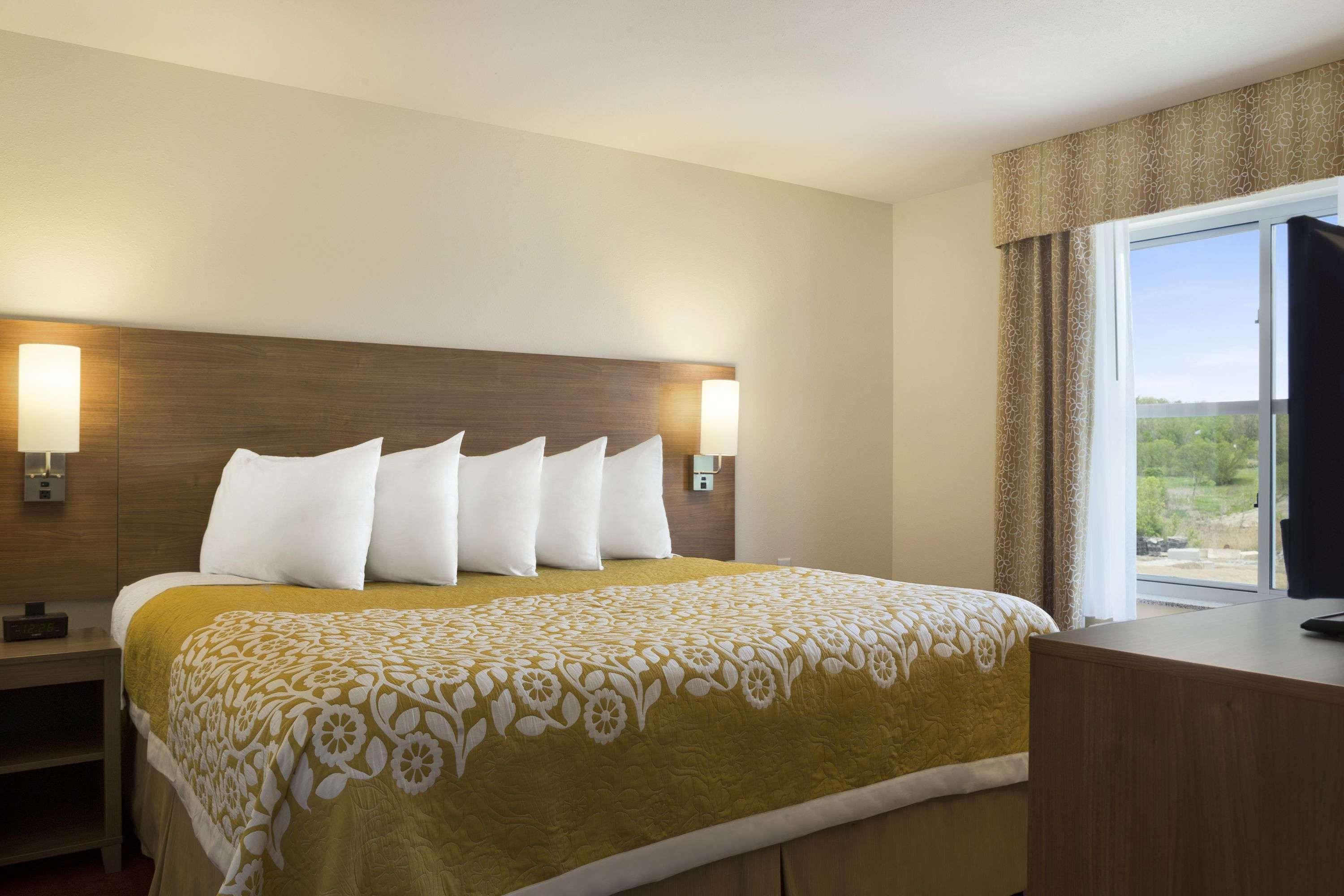 Days Inn & Suites By Wyndham Belmont Εξωτερικό φωτογραφία
